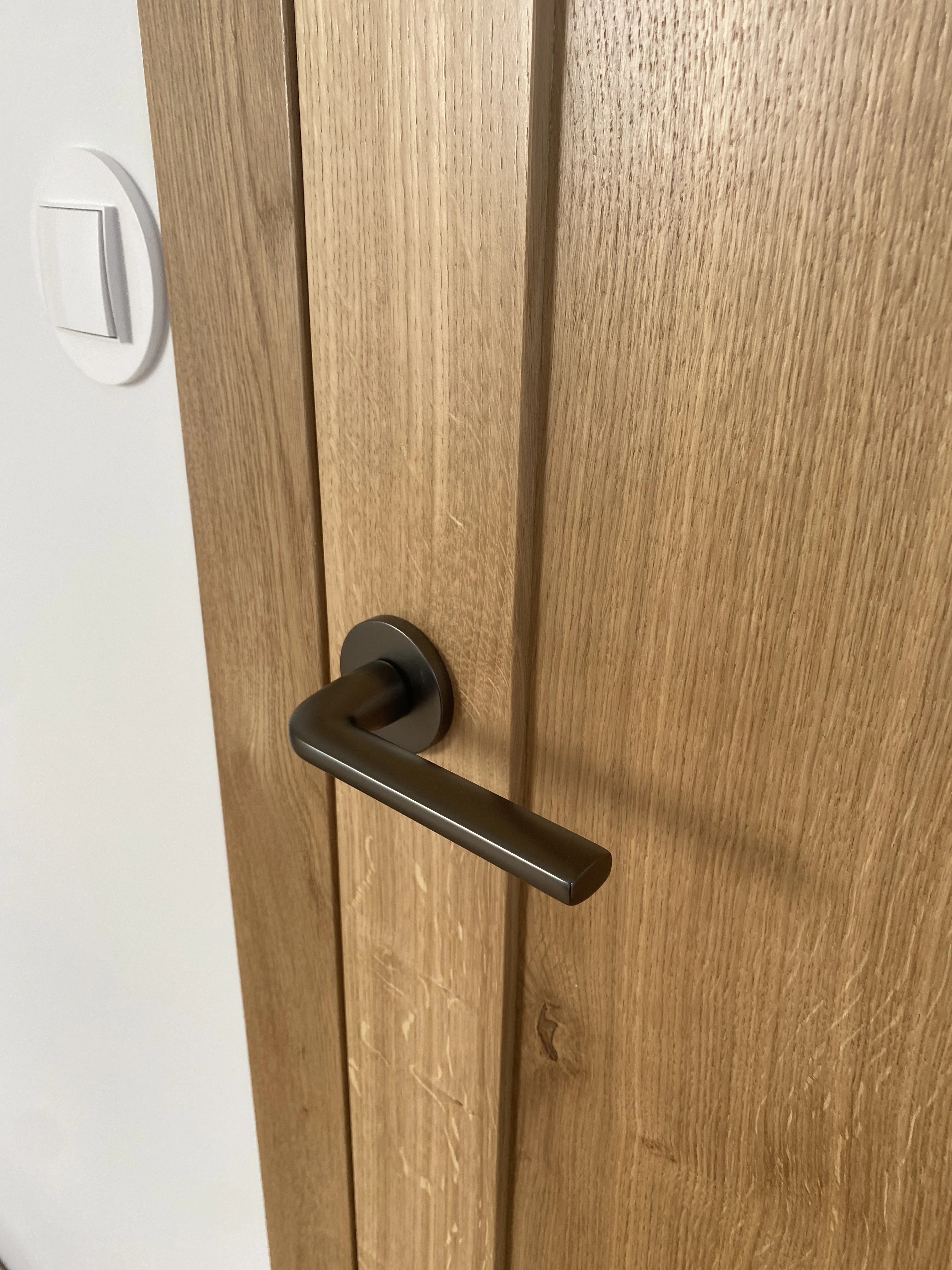 Detal klamka w kolorze gunmetal slim w dębowych drzwiach - realizacja Gliwice