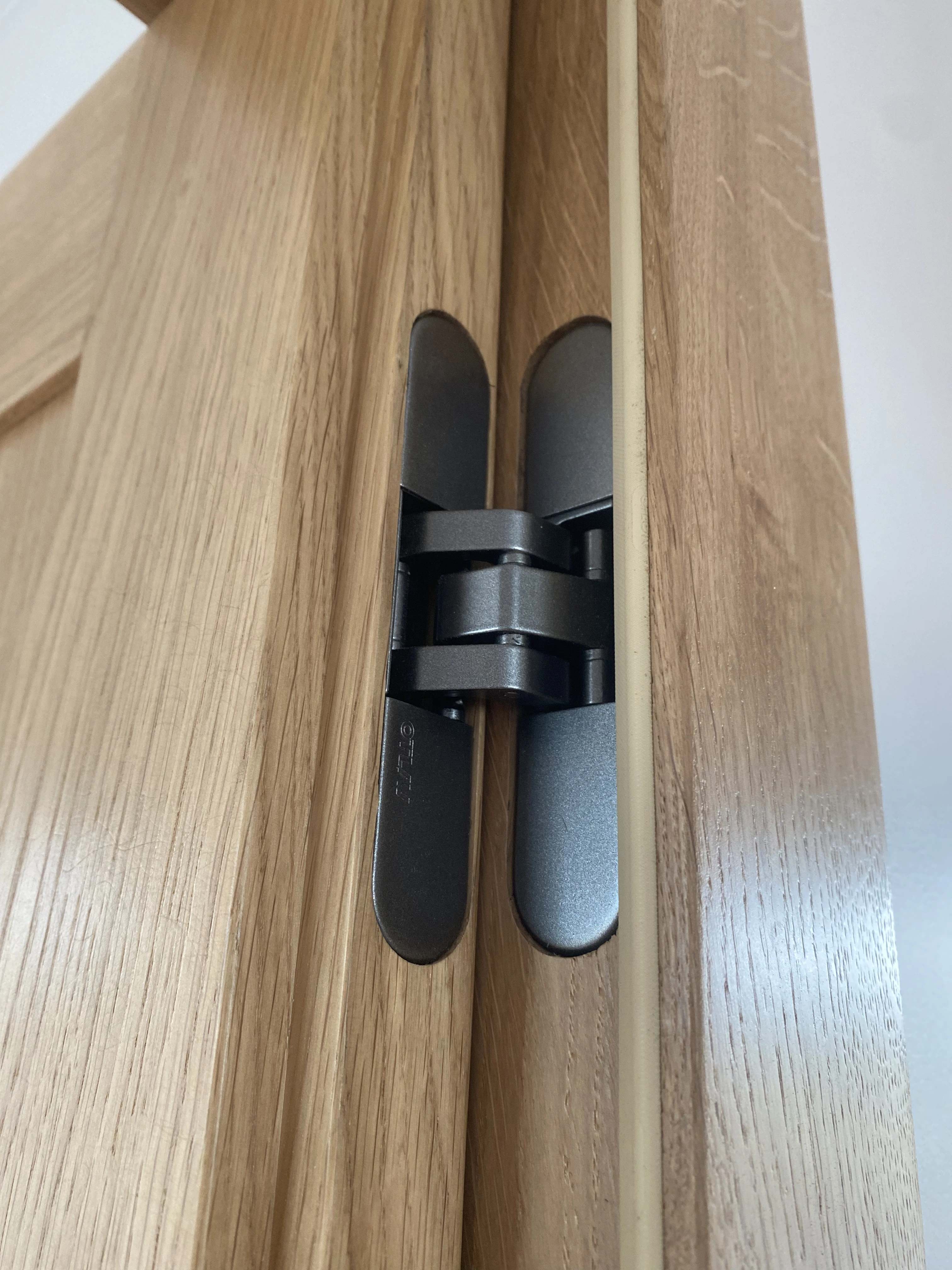 Detal zawias otlav w kolorze gunmetal w dębowych drzwiach - realizacja Gliwice