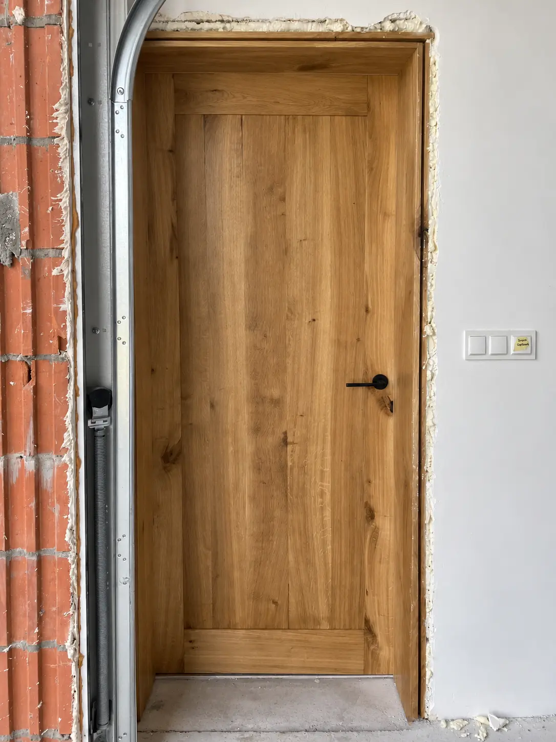 Drzwi dębowe w garażu - realizacja Gliwice